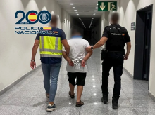 Imagen de la detención de un fugitivo en Alicante cuando intentaba coger un vuelo hacia Marruecos.
