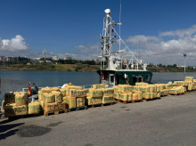 Fardos de hachís recuperados por la Guardia Civil en aguas del Estrecho