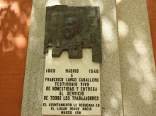 La placa de Largo Cabellero en la fachada de la Junta Municipal de Chamberí