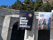 Las dos pancartas descolgadas por los activistas de Sortu