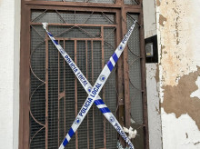 Imagen de la puerta precintada de una vivienda que intentaron okupar en Burriana, Castellón