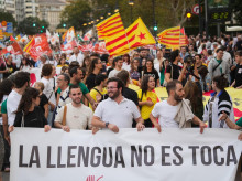 Manifestación promovida por Escola Valenciana y otras entidades para denunciar la "persecución del valenciano"