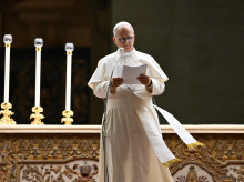 El Papa León XIV habla durante una Vigilia de Oración y Rosario por la Paz