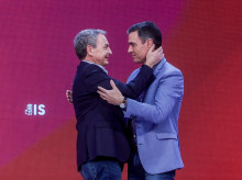 El expresidente del Gobierno, José Luis Rodríguez Zapatero abraza a Pedro Sánchez