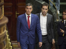 El presidente del Gobierno, Pedro Sánchez, y el ministro de Economía, Comercio y Empresa, Carlos Cuerpo, en el Congreso
