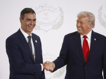 Pedro Sánchez y Donald Trump se dan la mano en Egipto.