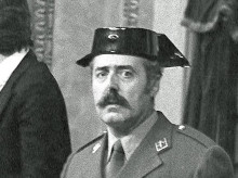 El  teniente coronel Antonio Tejero irrumpe, pistola en mano, en el Congreso de los Diputados