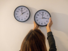 Un mujer prepara los relojes para el cambio de hora de esta madrugada
