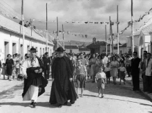 Fray Albino, el impulsor de La Sagrada Familia, en una de sus visitas al Campo de la Verdad (1950)