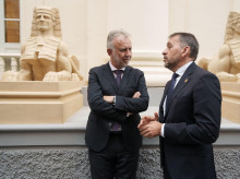 El presidente de Canarias, Fernando Clavijo, y el ministro de Política Territorial, Ángel Víctor Torres, han asistido este lunes la reapertura oficial del Templo Masónico de Santa Cruz de Tenerife, declarado ya como lugar de memoria democrática en recuerdo de la represión que sufrió la masonería durante la dictadura de Francisco Franco. En la imagen, el ministro Torres (i) conversa con el alcalde de Santa Cruz de Tenerife, José Manuel Bermúdez (d). EFE/Ramón de la Rocha