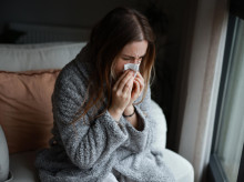 Una mujer que se encuentra mal