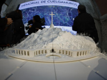 «Desde una cierta contención de gestos y contención de la geometría es capaz de enfrentarse a la monumentalidad del conjunto existente y propone una gran grieta, una sombra desde la cual se rompe la axialidad que históricamente ha gobernado dentro de la Basílica y lo plantea como un umbral, un lugar de encuentro desde el cual poder acceder a ese centro de interpretación que explicará la historia del lugar a la vez que mantiene el funcionamiento de la Basílica», ha justificado el secretario general de Agenda Urbana, Vivienda y Arquitectura.