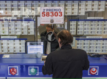 Empleados de la administración celebran que han vendido parte del número 58303 correspondiente al  'Segundo Premio’ del Sorteo Extraordinario de la Lotería de Navidad, a 22 de diciembre de 2023, en Belorado, Burgos, Castilla y León (España). Hoy se celebra el Sorteo Extraordinario de Navidad 2023, con el que el Estado reparte 2.590 millones de euros en premios entre los 185 millones de décimos de Lotería puestos a la venta. La emisión asciende a 3.700 millones de euros en total, repartiéndose en premios el 70%. El sorteo se celebra mediante el llamado ‘sistema tradicional’, que consiste en dos bombos que contienen uno de ellos los números y el otro los premios.

Tomás Alonso / Europa Press
22 DICIEMBRE 2023;LOTERÍA;SORTEO;PREMIOS;DINERO;EUROS
22/12/2023