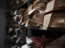 Papeles en una estantería.