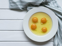 Huevo con hilos blancos