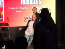Rubiales sale corriendo a encararse con el espectador que le arrojó un huevo