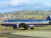 Un inmenso Boeing 767-283/ER de AeroMexico pasa delante de la gigantesca cruz