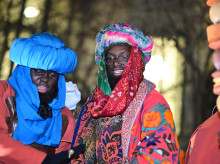 Miembros del séquito del rey Baltasar en la Cabalgata de Gerona de 2025