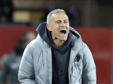 Luis Enrique da indicaciones a sus futbolistas en un partido esta temporada