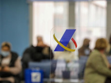 Varias personas esperan en una oficina de la Agencia Tributaria.