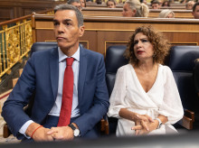El presidente del Gobierno, Pedro Sánchez y la vicepresidenta primera y ministra de Hacienda, María Jesús Montero
