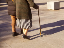Dos pensionistas pasean por Alcalá de Henares.