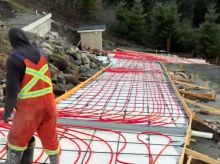 Imagen de la carretera en construcción repleta de tubos rojos