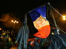 Maniquí colgado con una bandera francesa desplegada en un tractor frente al monumento del Arco de Triunfo durante una manifestación del sindicato de agricultores Coordination Rurale