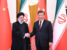 El expresidente de Irán Ebrahim Raisi y el presidente de China Xi Jinping en una foto de archivo de 2023