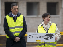 El presidente del Gobierno, Pedro Sánchez, y la ministra de Vivienda, Isabel Rodríguez, y durante el acto de demolición de los primeros edificios del acuartelamiento de Campamento