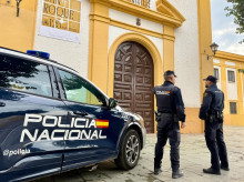 Agentes de la Policía Nacional, a las puertas de la iglesia de San Roque de Almería, donde ocurrieron los hechos