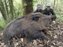 Cazadores posan con un ejemplar de jabalí cercano a los 200 kilos, conocido como 'vakamulo'