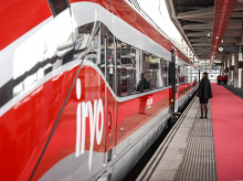 Una persona frente al tren Iryo.