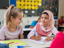 Niña musulmana con su compañera de clase
