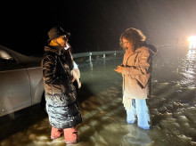 La alcaldesa de Jerez, María José García-Pelayo, en la carretera de la Ina, inundada por la crecida del Guadalete