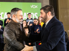 El presidente de Vox, Santiago Abascal, junto al candidato a la Presidencia de Aragón, Alejandro Nolasco, en un acto público celebrado en Teruel.
