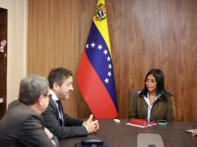 Delcy Rodríguez, frente a representantes de la petrolera española Repsol