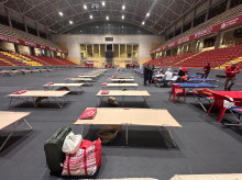 Algunas de las primeras familias desalojadas y albergadas en el Palacio de Vistalegre de Córdoba