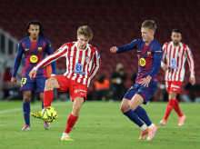 Pablo Barrios y Dani Olmo, durante el encuentro entre FC Barcelona y Atlético de Madrid de liga