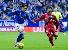 Nacho Vidal pelea un balón con Álvaro García en el Real Oviedo - Rayo Vallecano de la primera vuelta