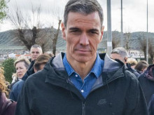 El presidente del Gobierno, Pedro Sánchez  junto al alcalde de Huétor Tájar (Granada), Fernando Delgado (d), y la vicepresidenta primera y ministra de Hacienda, María Jesús Montero (i), durante su visita de este lunes a la localidad granadina para conocer los daños del temporal, en un acto en el que ha reiterado que el Ejecutivo activará los mecanismos necesarios para cuantificar los daños y activar la recuperación y reconstrucción de la zona. EFE/ Miguel Ángel Molina