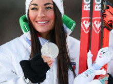 La italiana Dorothea Wierer (izq.) posa con su medalla y Tina, la mascota de los Juegos Olímpicos de Milán Cortina, en el podio del relevo mixto de biatlón de 4 x 6 km durante los Juegos Olímpicos de Invierno de Milán Cortina 2026
