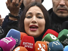 MADRID, 10/02/2026.- La actriz Elisa Mouliáa realiza declaraciones a la prensa este martes a las puertas de los Juzgados de Plaza de Castilla de Madrid. El juez Adolfo Carretero ha suspendido la citación de este martes del exportavoz de Sumar Íñigo Errejón por razones de "seguridad jurídica" hasta que se aclare la posición de la mujer que lo denunció por agresión sexual, Elisa Mouliáa. EFE/ Fernando Villar