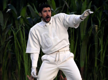 Bad Bunny durante la actuación del intermedio de la Super Bowl