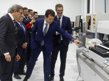 El CEO de Indra José Vicente de los Mozos (2d), el consejero andaluz de Industria, Energía y Minas, Jorge Paradela (3i) y el presidente ejecutivo de la compañía Ángel Escribano (d)