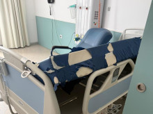 Imagen de un colchón destrozado en el Hospital Universitario de Ceuta