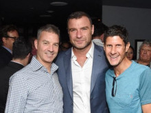 El fundador del fondo, Dan Loeb, mirando la imagen a la izquierda, con el actor y director Liev Schreiber y el rapero Michael Diamond.