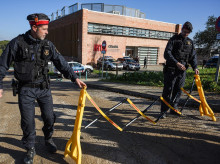 Agentes de los Mossos, en los alrededores del laboratorio IRTA-CReSA, en Collserola