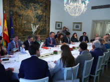 El presidente del Gobierno, Pedro Sánchez, y el embajador de España, Juan Antonio March, este miércoles en un encuentro con empresarios españoles en la residencia del embajador de España