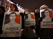 Varias personas exigen justicia con la imagen de Quentin Deranque, asesinado en París